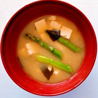 豆腐とワカメとアスパラの味噌汁